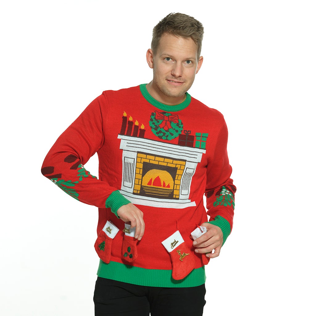 En man klädd i en röd jultröja med en kakelugn på.
